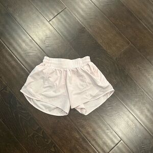 Lululemon Athletica hotty hot low rised 4” strawberry milkshake